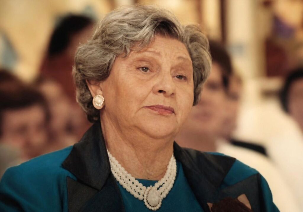 Sarah Abussafi Figueiró comemorando seus 70 anos durante homenagem prestada pela classe artística em celebração ao seu aniversário, realizada na Fundação Barbosa Rodrigues, em maio de 2004.