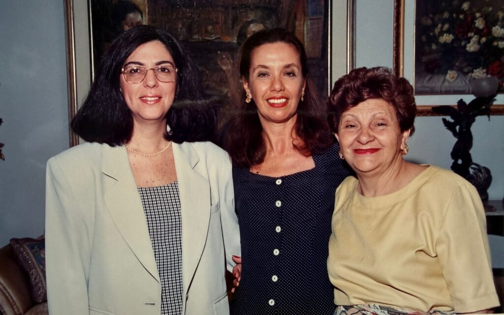 Maria Verônica Safadi Nogueira, então secretária municipal de Cultura e Esporte; Beth Oliosi, então supervisora de balé da Rede Globo; e Sarah Abussafi Figueiró, presidente da Associação Sul-Mato-Grossense dos Profissionais de Dança no período de 1980 a 1998.