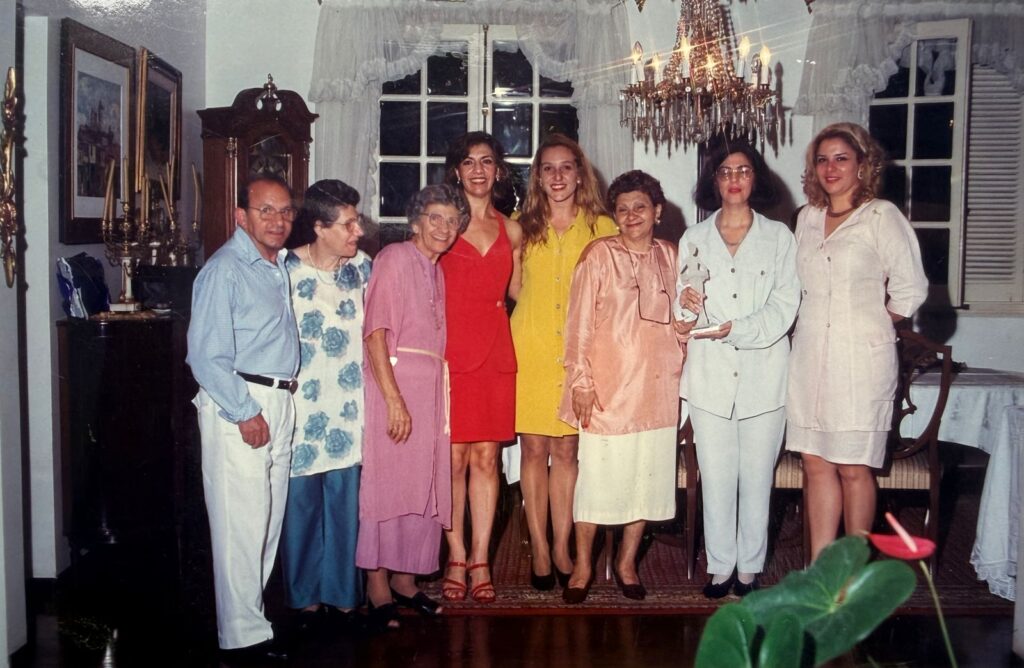 Foto do acervo pessoal de Sarah Abussafi Figueiró. Imagem publicada no jornal Diário da Serra, edição de terça-feira, 12 de novembro de 1996. Título da matéria: “Homenagem”. A Associação Sul-Mato-Grossense de Dança, presidida por Sarah Abussafi Figueiró, presta homenagem a Maria Verônica Safadi Nogueira, então secretária municipal de Cultura e Esporte.